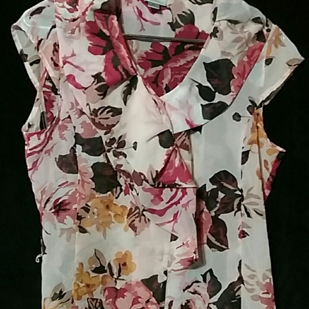Ruffled sleeveless